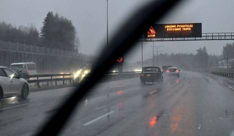Lumi haittasi tieliikennettä Espoossa Turunväylällä tiistaina. Ajokeli on keskiviikkoaamuna huono suuressa osassa maata.