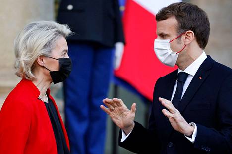 EU-komission puheenjohtaja Ursula von der Leyen ja Ranskan presidentti Emmanuel Macron Pariisissa perjantaina 7. tammikuuta.