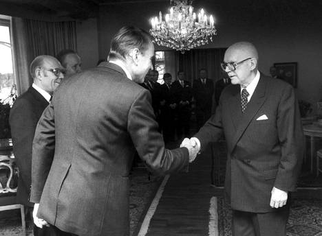 Pääministeri Mauno Koiviston toinen hallitus tervehdyskäynnillä presidentti Kekkosen luona 1. tammikuuta 1981. Vasemmalla sisäasiainministeri Eino Uusitalo.