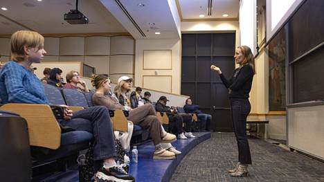 Professori Lisa DiBartolomeo vetää luentoa scifi-kirjallisuudesta Länsi-Virginian yliopiston opiskelijoille. 