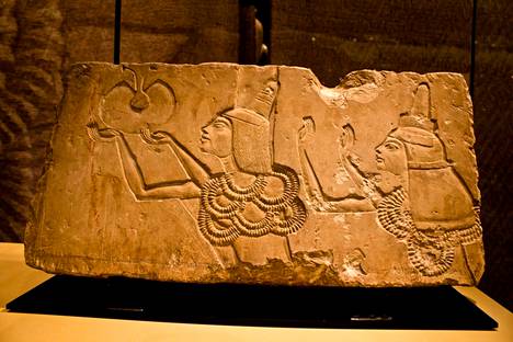 Faarao Ayn haudasta El-Amarnasta löydetty kuvaus siitä, kun hän saa kunnian kullan. Ay oli vallassa noin vuosina 1327–1323 ennen ajanlaskumme alkua.