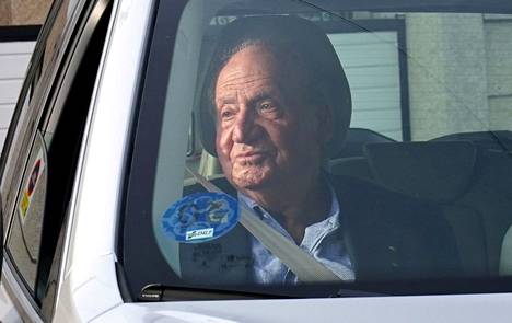 Espanjan entinen kuningas Juan Carlos saapui ystävänsä luokse Sanxenxoon torstaina.