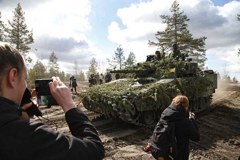 Niinisalossa järjestettävä Arrow 22 -sotaharjoitus keräsi paikalle poikkeuksellisen paljon mediaa sekä Suomesta että ulkomailta keskiviikkona. Harjoituksessa on mukana suomalaisten lisäksi joukkoja myös Britanniasta, Latviasta, Yhdysvalloista ja Virosta. 
