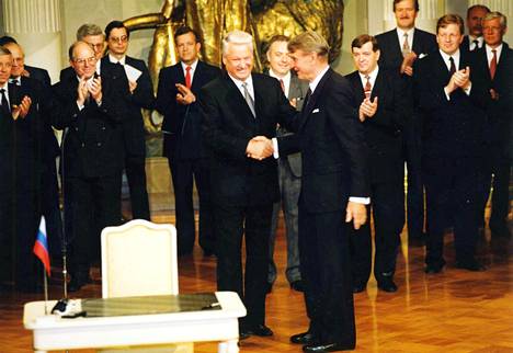 Venäjän presidentti Boris Jeltsin (vas.) ja Suomen presidentti Mauno Koivisto tapasivat Helsingissä heinäkuussa 1992. Koiviston taustalla oikealla puolen ulkoministeri Paavo Väyrynen.
