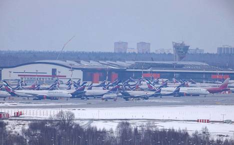 Matkustajalentokoneita kentällä Moskovassa.