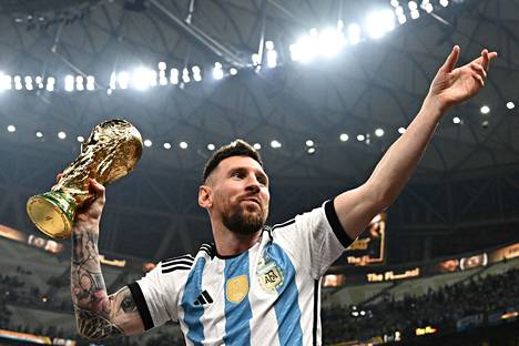 Lionel Messi pääsi nostamaan MM-pokaalia joulukuussa.