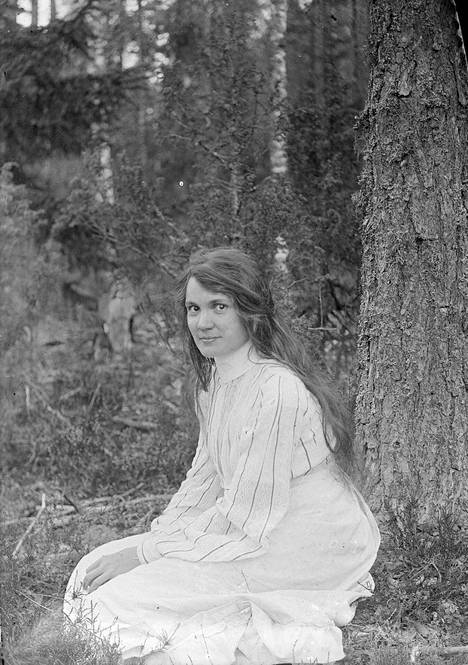 Otto Manninen kuvasi Anni Swanin metsässä, ilmeisesti kihlajaisjuhannuksena 1906 Hopeavuorella. 