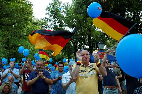 AfD:n kannattajat osoittivat suosiotaan vaalitapahtumassa Brandenburgissa 30. elokuuta.