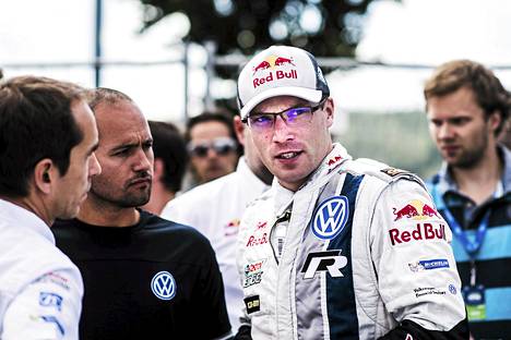 Volkswagenin Jari-Matti Latvala johtaa Suomen MM-rallia kahden ajopäivän jälkeen.