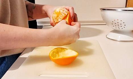 HS:n testissä appelsiineja kuorittiin neljällä eri tavalla.