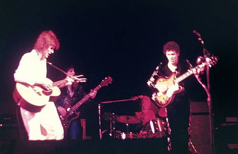 David Bowie (vas.) ja Lou Reed esiintymässä yhdessä Lontoossa vuonna 1972.