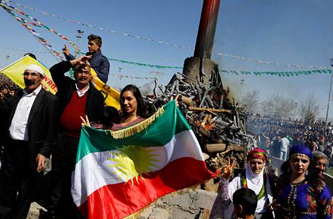 Nainen esitteli kurdilippua kokon äärellä juhliessaan noruzia eli iranilaisten kansojen uuttavuotta viime kevätpäiväntasauksen aikaan kurdienemmistöisessä Diyarbakırin kaupungissa Kaakkois-Turkissa.