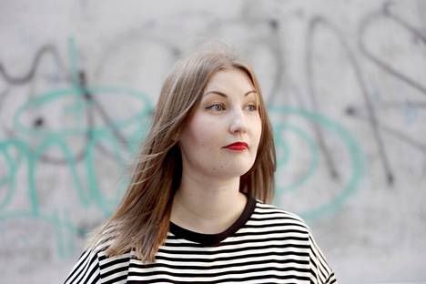 Nokialla syntynyt Elina Airio, 31, asuu Helsingissä. Hän on sosionomi ja työskentelee sosiaaliohjaajana.