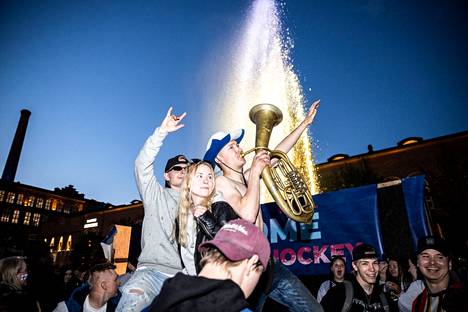 Turvavälit eivät olleet ensimmäisenä mielessä, kun Tampereella juhlittiin  jääkiekon maailmanmestaruutta.