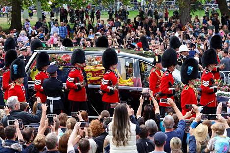 Kuningattaren arkkua kuljetettiin Windsorin linnalle kohti Pyhän Yrjön kappelia.
