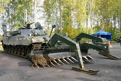 Leopard 2 -panssarivaunuun asennettu raivausaura kuvattiin Parolannummella vuonna 2007. 