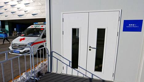 Ambulanssi kuvattuna olympialaisten eristyshuoneen edustalla tammikuussa.