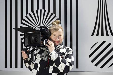 Marita Hällfors kuvattiin Helsingin Hernesaaressa Kinos Rentals -vuokraamon edustalla, josta hän oli noutamassa linssiä lainaksi kuvauksiin. Hällforsin taustalla on niin sanottuja skarppitauluja, joita käytetään avuksi kameran tarkennuksessa. 