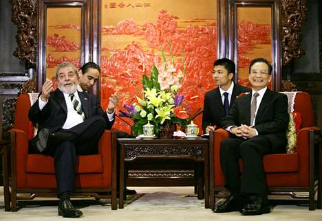 Brasilian presidentti Luiz Inácio Lula da Silva tapasi edellisellä valtionvierailullaan Kiinassa silloisen pääministerin Wen Jiabaom toukokuussa 2009.