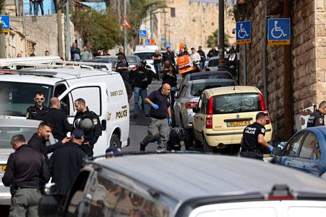 Israelin turvallisuusjoukkoja ja pelastushenkilöstöä ampumispaikalla lauantaina lähellä Jerusalemin vanhaakaupunkia.