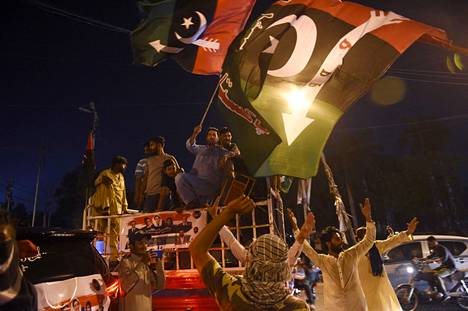 Opposition tukijat lähtivät kaduille varhain sunnuntaina, heiluttaen puolueen ja Pakistanin lippuja.