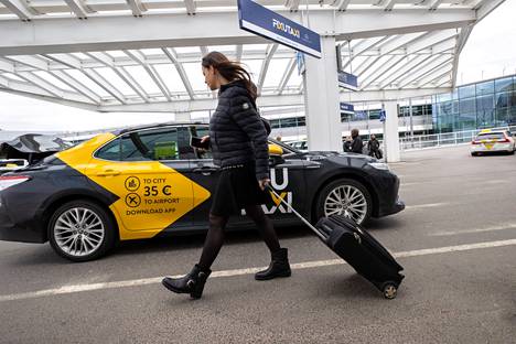 Fixu Taxi ja Taksi Helsinki tarjoavat kyytiä lentoasemalta Helsingin keskustaan 35 euron kiinteään hintaan. Menevä veloittaa samasta matkasta 39 euroa. Tiistaina moni asiakas suuntasi ensimmäiselle kaistalle, jota käyttää Fixu Taxi.