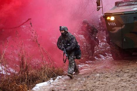 Etelä-Korean sotilaita osallistui yhteiseen sotaharjoitukseen Yhdysvaltain sotilaiden kanssa 13. tammikuuta 2023, lähellä Koreoiden väliin jäävää demilitarisoitua vyöhykettä.