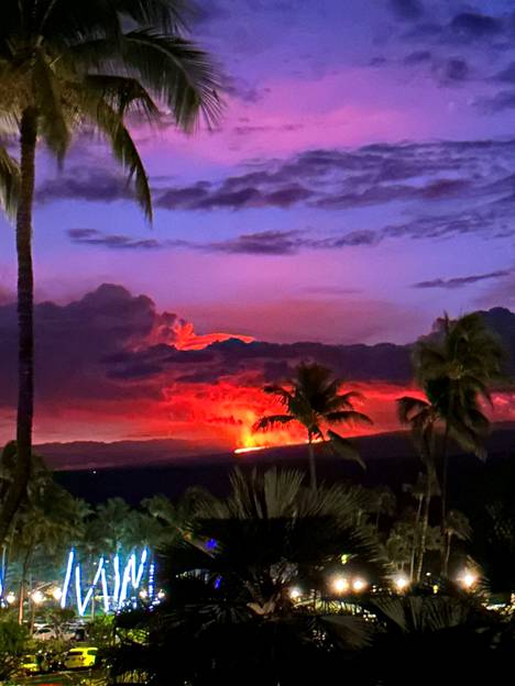 Mauna Loa -tulivuori purkautui Havaijilla maanantaina. 