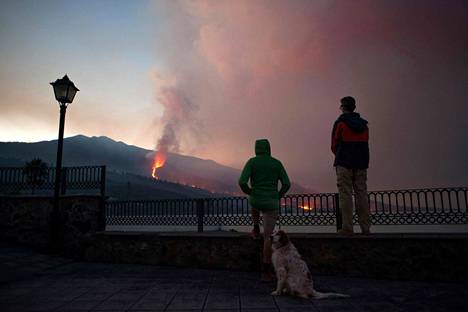 Asukkaat seurasivat tulivuoren purkautumista La Palman saarella sunnuntaina 10. lokakuuta.