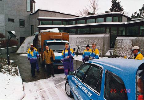 Muuttopalvelu Niemi kuljetti presidentti Martti Ahtisaaren tavarat Mäntyniemestä uuteen asuntoon vuonna 2000. Yrityksen autot olivat tuolloin vielä väritykseltään ruskeita ja työasuna oli tuulipuku.