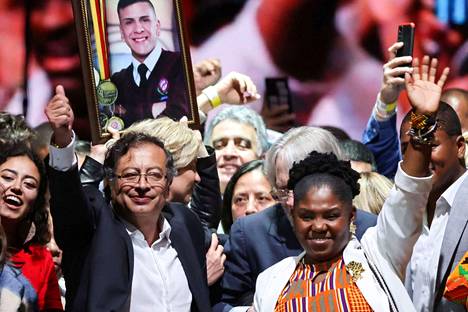 Kolumbian presidentiksi valittu Gustavo Petro (vas.) ja varapresidentiksi nouseva Francia Márquez vaalivoiton jälkeen viime sunnuntaina. 