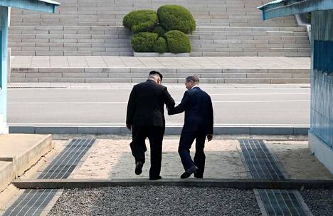 Pohjois-Korean johtaja Kim Jong-un (vas.) ja Etelä-Korean presidentti Moon Jae-in hypähtivät Pohjois-Korean puolelle perjantaina.
