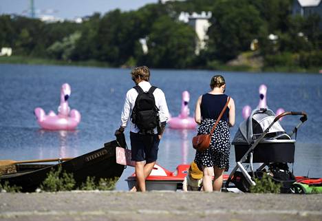 Ihmisiä Töölönlahden rannalla hellesäässä Helsingissä 22. heinäkuuta.