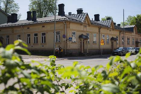 Turku myy Henrikinkatu 8:n historialliset puutalot.