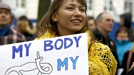 Puolan pääkaupungissa Varsovassa osoitettiin lauantaina mieltä aborttilain kiristystä vastaan.