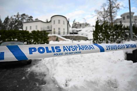 Poliisi eristi vakoilusta epäillyn pariskunnan talon Tukholmassa tiistaina.