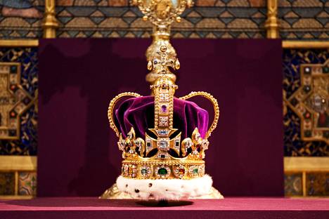Satojen vuosien ajan Pyhän Edvardin kruunua käytettiin vain kruunajaiskulkueissa sen painon vuoksi. 