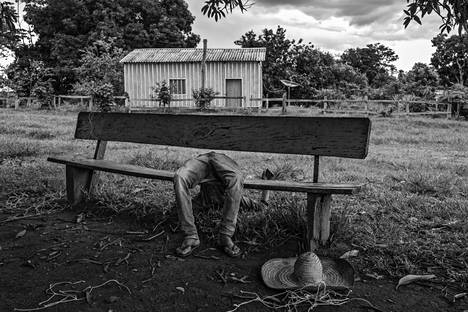 Pitkien valokuvaprojektien sarjassa voiton vienyt valokuvaaja Alao de Almeida kuvasi Brasilian Amazonasin alueen tilannetta.