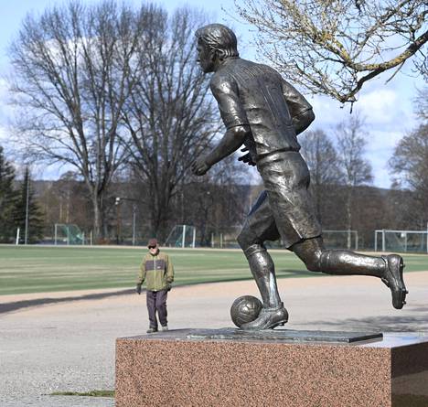 Lahtelaissyntyisen jalkapalloilija Jari Litmasen patsas on Lahden Kisapuistossa. Sen on tehnyt kuvanveistäjä Reijo Huttu.