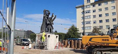 На этой неделе статую уже сняли с бетонного постамента. Фото: Антти Эйрола
