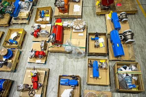 Neleksen Helsingin-tehtaalla valmistettuja virtauksensäätölaitteita odottamassa pakkaamista.
