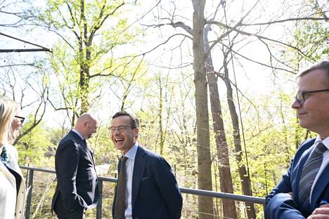 Ruotsin kokoomuspuolueen johtaja Ulf Kristersson (kesk.) nauroi Petteri Orpon kuunnellessa vieressä Suomen suurlähetystössä Washingtonissa keskiviikkona.