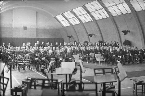 Opiskelija-asuntola Teekkarilan tennishallissa juhlittiin ilmeisesti talon vihkiäisiä vuonna 1931. 