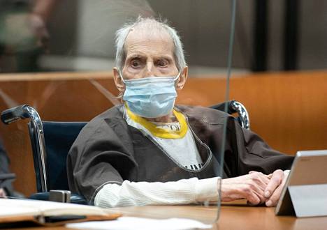 78-vuotias Robert Durst kuunteli oikeudenkäynnin kulkua torstaina 14. lokakuuta Yhdysvaltain Los Angelesissa. Durst tuomittiin elinkautiseen.
