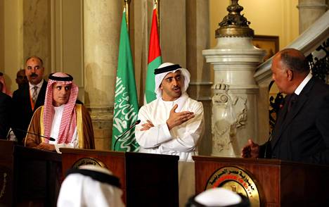 Saudi-Arabian ulkoministeri Adel al-Jubeir, Yhdistyneiden arabiemiirikuntien ulkoministeri Abdullah bin Zayed al-Nahuan ja Egyptin ulkoministeri Sameh Shoukry osallistuivat tiedotustilaisuuteen tapaamisensa jälkeen, jossa he olivat käsitelleet Qatarin tilannetta Kairossa heinäkuun viidentenä päivänä.