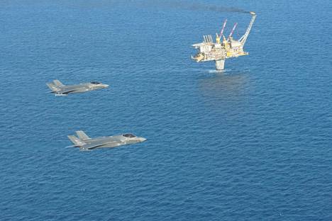 Energiasta on tullut kansallisen suojelun kohde monessa mielessä. Norjalaisia F-35-koneita Draugenin öljykentän luona Norjassa.