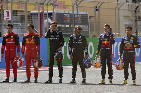 Tässä on kuusikko, jonka odotetaan miehittävän MM-taistelun kärkipaikat. Ferrarin kuljettajina tällä kaudella ovat Charles Leclerc (vas.) ja Carlos Sainz jr. Mercedestä ajavat George Russell ja Lewis Hamilton, Red Bullia puolestaan Max Verstappen ja Sergio Perez.