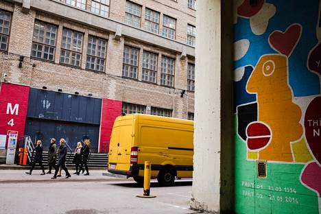 Thierry Noir's mural at the Cable Factory photographed in 2017.