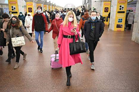 Ihmisiä liikkeellä Kiovassa sijaitsevalla metroasemalla torstaiaamuna. Osalla oli mukanaan matkalaukkuja.