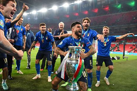 Lorenzo Insigne pääsi heinäkuussa 2021 nostamaan jalkapallon EM-kisojen voitto­pokaalia. 
